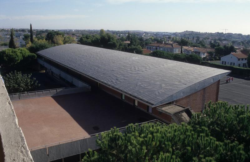 Toiture bâtiment des classes par Jean Prouvé.