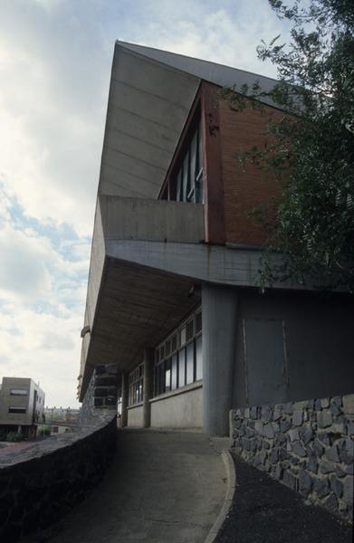 Bâtiment des classes vu du sud-est.