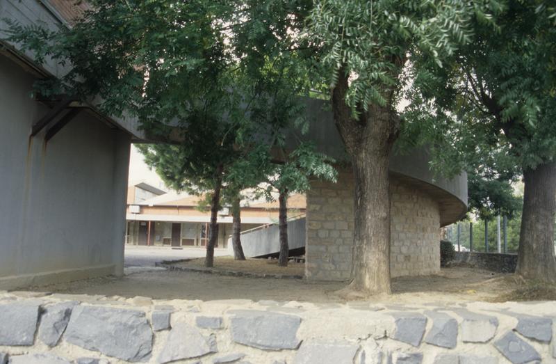 Bâtiment des salles de classes ; rampe d'accès au sud-est.