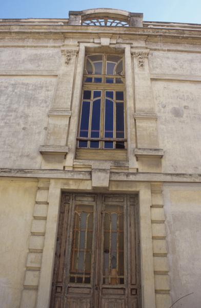 Façade latérale ; porte et fenêtre superposées.