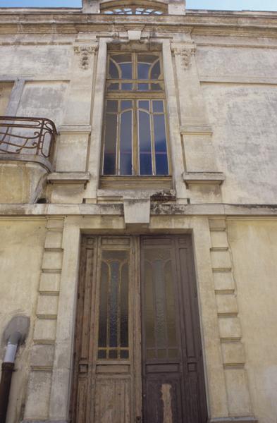 Façade latérale ; porte et fenêtre superposées avec leurs menuiseries.