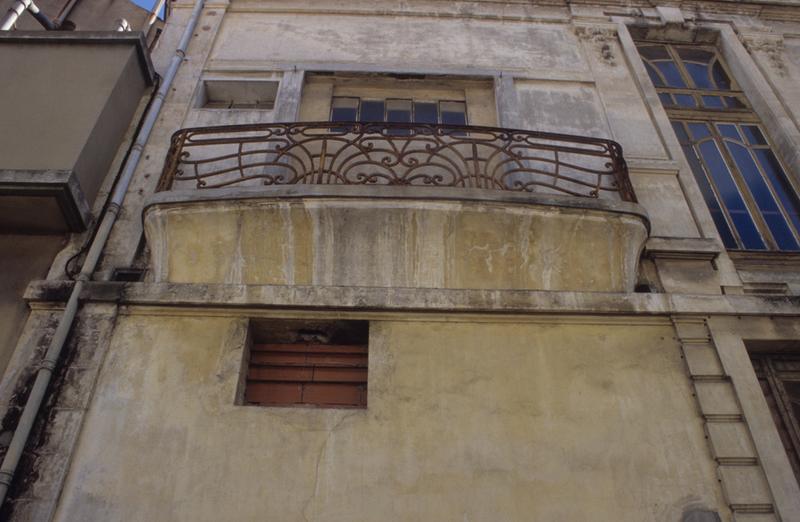 Façade latérale ; balcon.