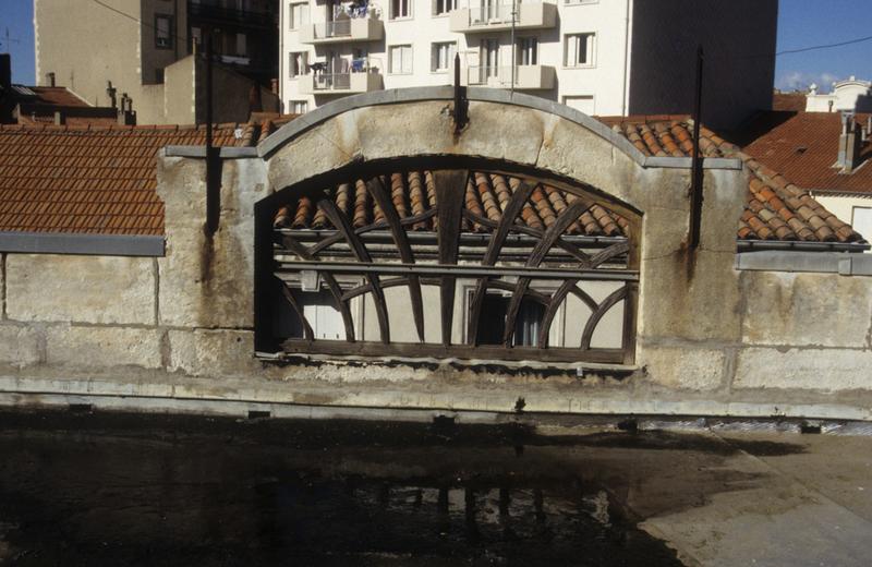 Façade latérale ; terrasse avec garde-corps en menuiserie.