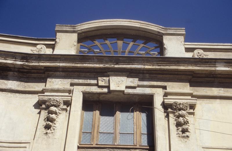 Façade latérale ; décor.