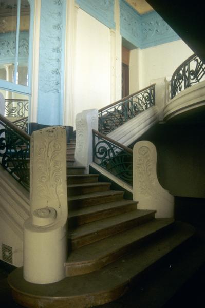 Intérieur ; escalier du foyer.