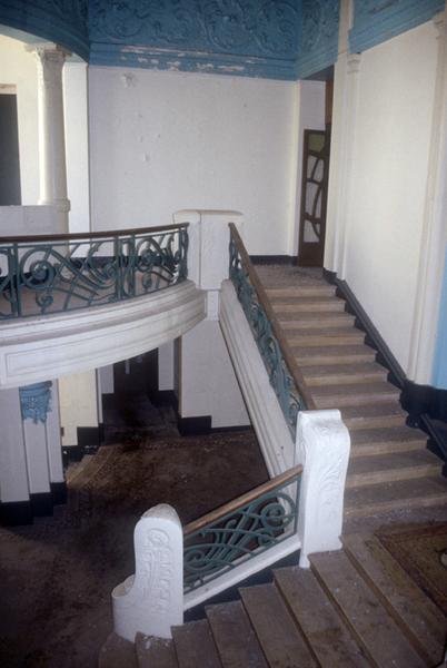 Intérieur ; escalier du foyer.