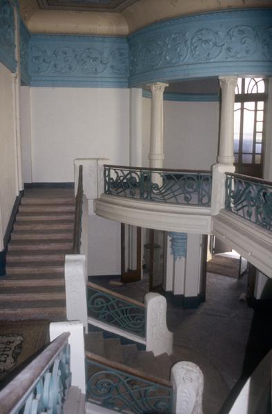 Intérieur ; escalier du foyer.