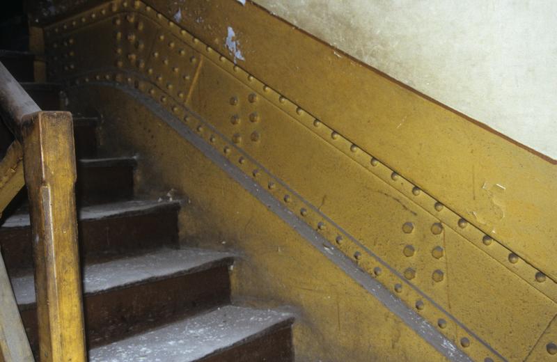 Intérieur ; escalier menant aux balcons à structure métallique.