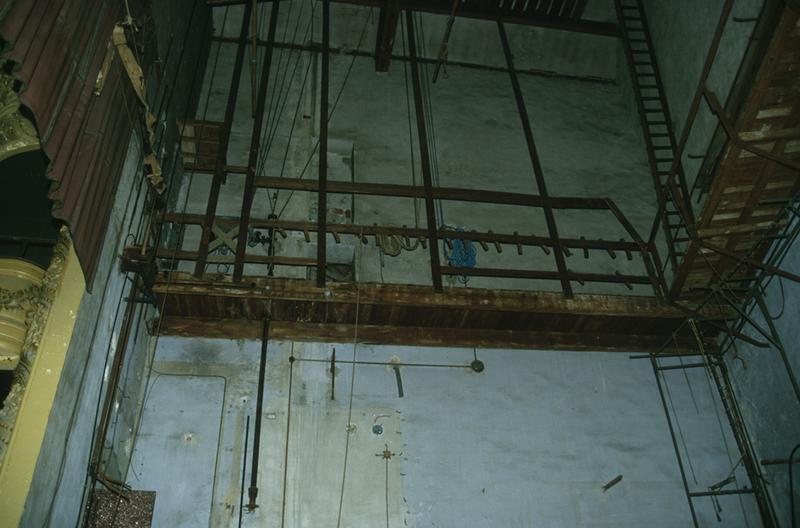 Intérieur ; cage de scène et cintres.