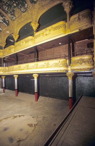 Intérieur ; salle et ses balcons.