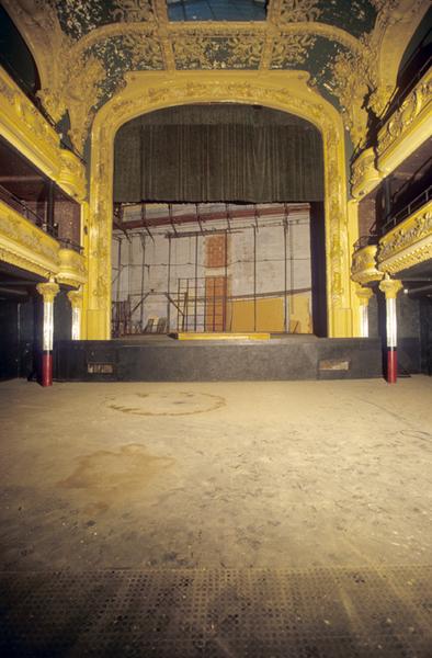 Intérieur ; salle, balcons et scène.