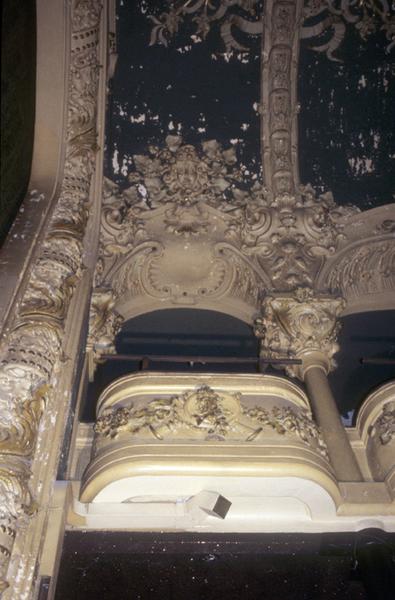 Intérieur ; salle ; décor des loges.