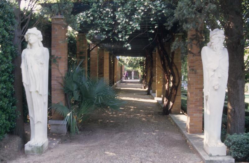 Jardin ; pergola et ses statues hermès.