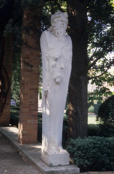 Jardin ; pergola avec un hermès.