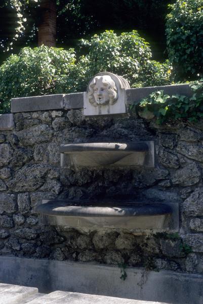 Jardin ; fontaine avec le masque de Charlotte Guy.