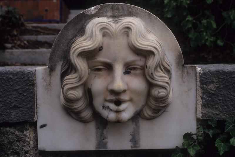 Jardin ; fontaine ; masque de Charlotte Guy.