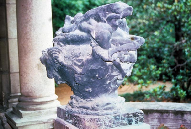 Jardin ; vase sculpté par Injalbert.