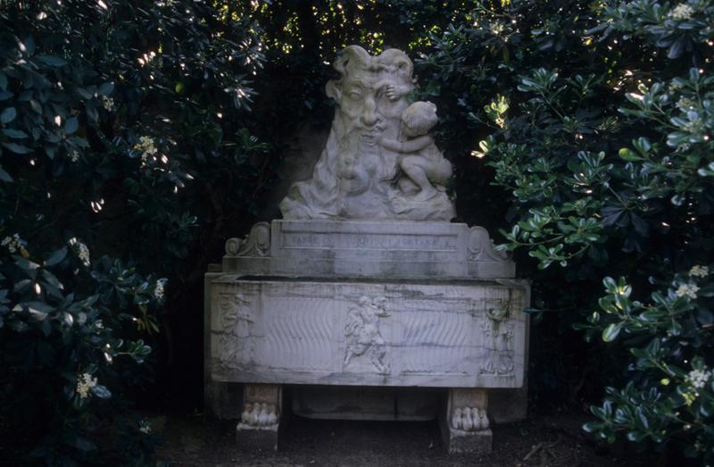 Jardin ; sarcophage au titan d'Injalbert.