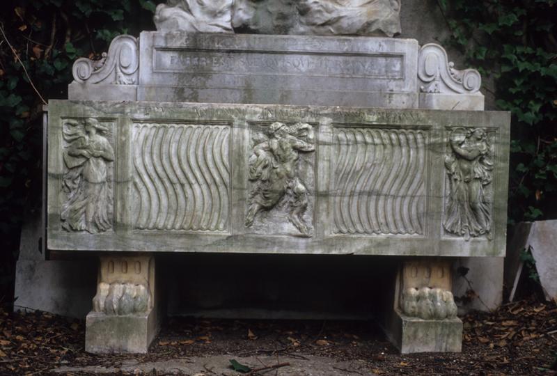 Jardin ; sarcophage au titan d'Injalbert.