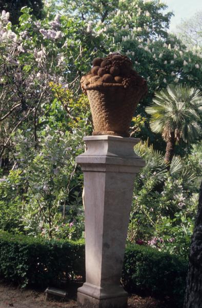 Jardin ; colonne et vase.