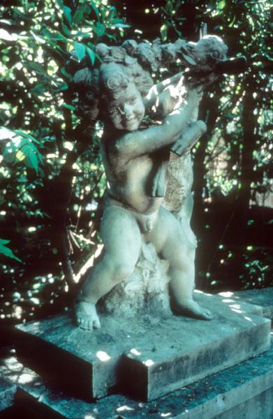 Jardin ; statue de l'enfant à la chèvre par Magrou.