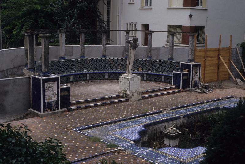 Jardin ; espace de repos, bassin et statue la danseuse à la grappe de Magrou.