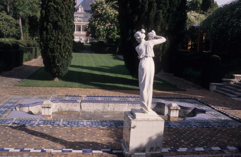 Jardin ; bassin et statue la danseuse à la grappe de Magrou.