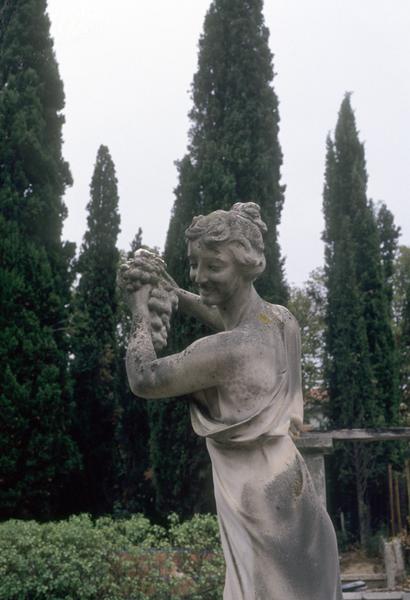 Jardin ; statue la danseuse à la grappe de Magrou.