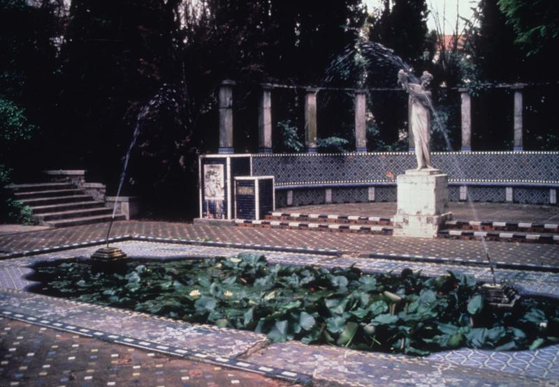 Jardin ; espace de repos, bassin et statue la danseuse à la grappe de Magrou.