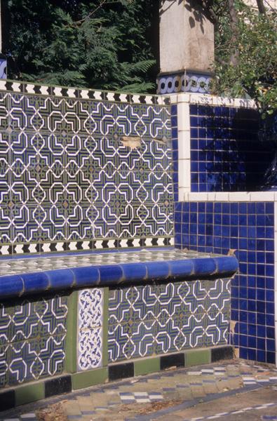 Jardin ; grand banc en carreaux de faïence de l'espace de repos.