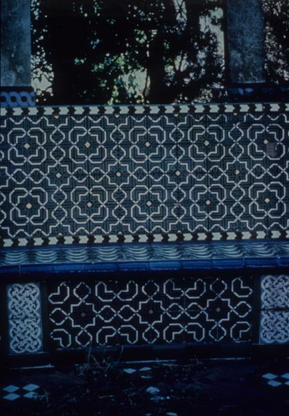 Jardin ; grand banc en carreaux de faïence de l'espace de repos.