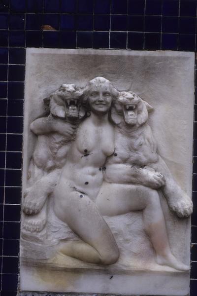 Jardin ; grand banc de l'espace de repos ; bas-relief femme aux lions par Magrou.