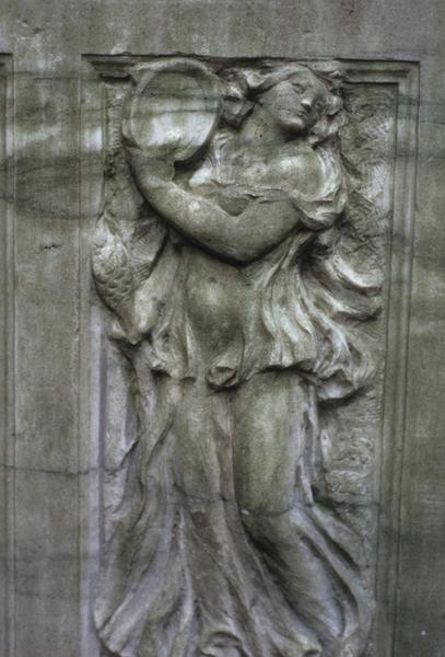 Jardin ; sarcophage du Titan ; bas relief.