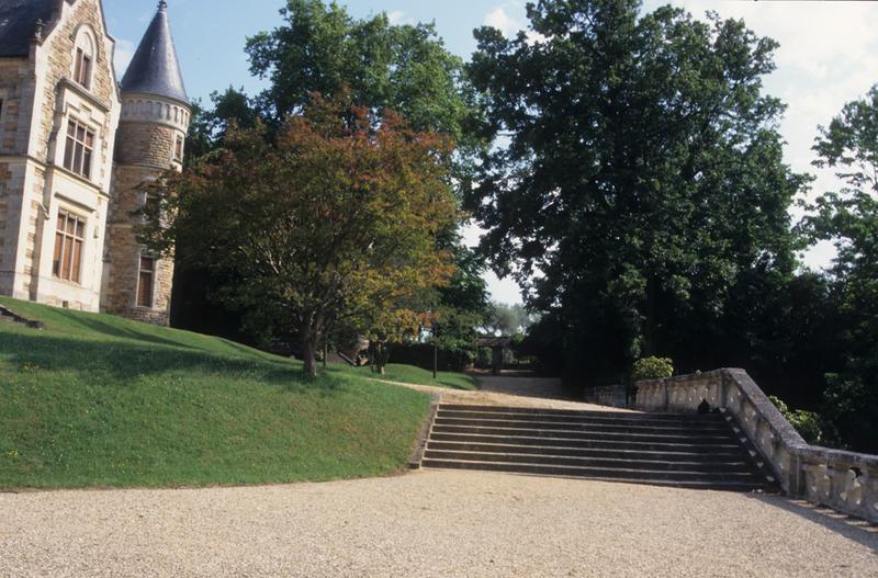 Jardin ; escalier d'accès au château.