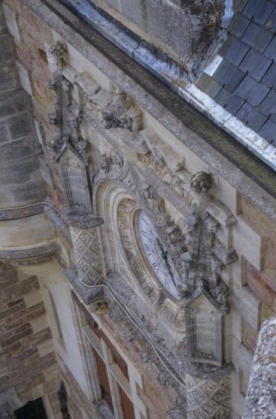 Détail de la façade principale ; horloge.