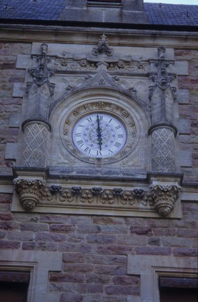 Détail de la façade principale ; horloge.