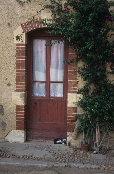 Bâtiment annexe ; porte.