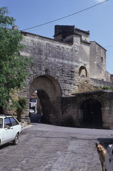 Porte fortifiée ; vue générale de l'extérieur.