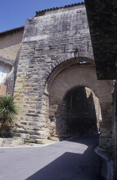 Porte fortifiée ; face externe.