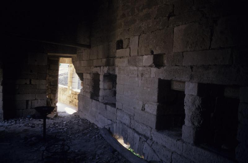 Porte fortifiée ; étage côté intérieur.