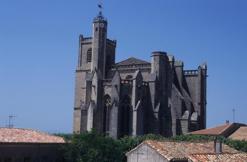 Chevet, vue du château des archevêques.