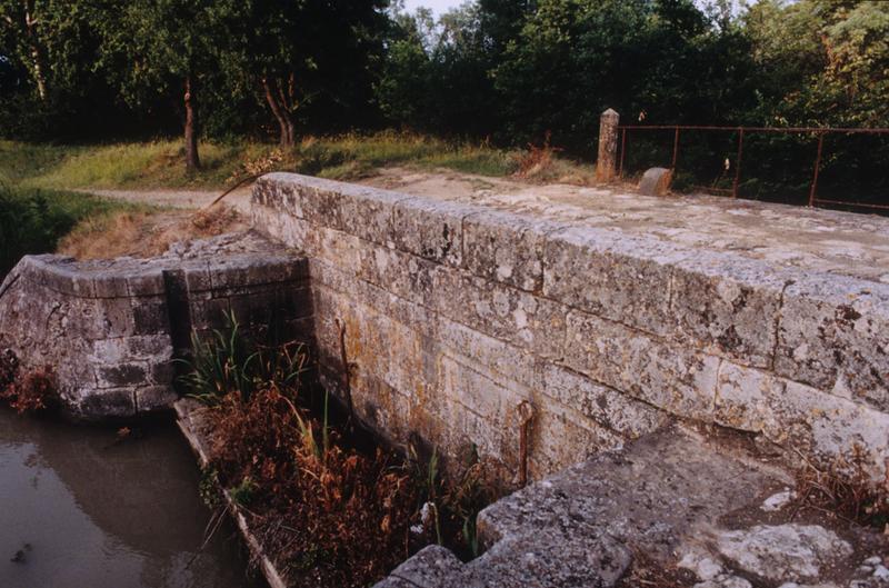 Ouvrage autour du canal ; épanchoir à siphon du Fer de Mulet.