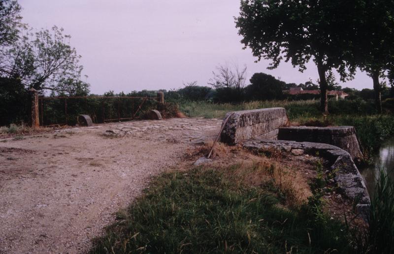 Ouvrage autour du canal.