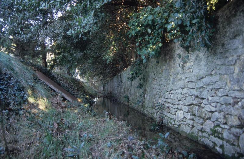 Mur de clôture et fossés ouest.