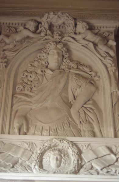 Intérieur ; cheminée ; détail de Louis XIV.