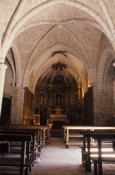 Intérieur ; nef et choeur.