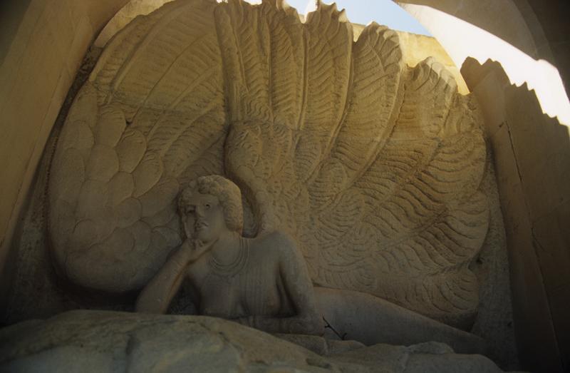 L'ange-danseuse veillant le gisant du poilu.