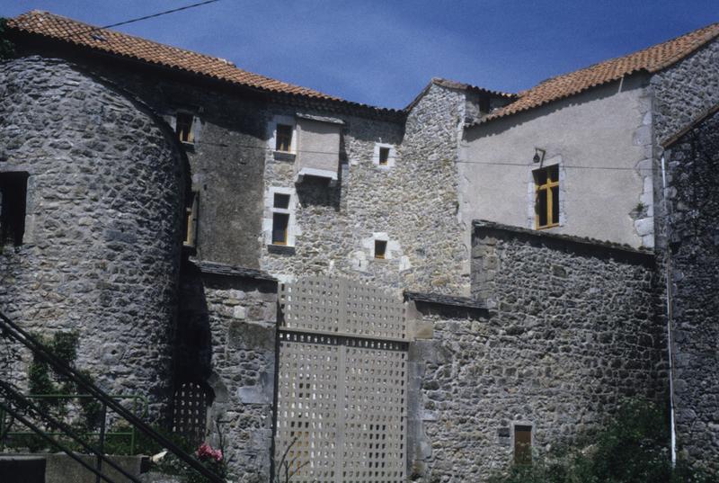 Entrée et bâtiments.