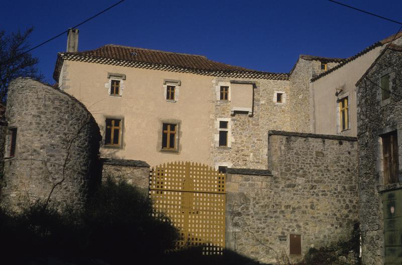 Entrée et bâtiments.