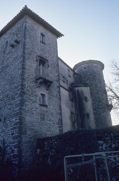 Façade flanquée de deux tours.